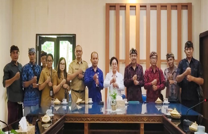 Tokoh masyarakat Temesi saat bertemu dengan DLH Provinsi Bali.