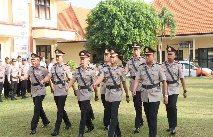 Sertijab tujuh pejabat utama Polres Buleleng. Ada kabag, kasat, kapolsek, hingga kasi yang digeser-geser posisinya.