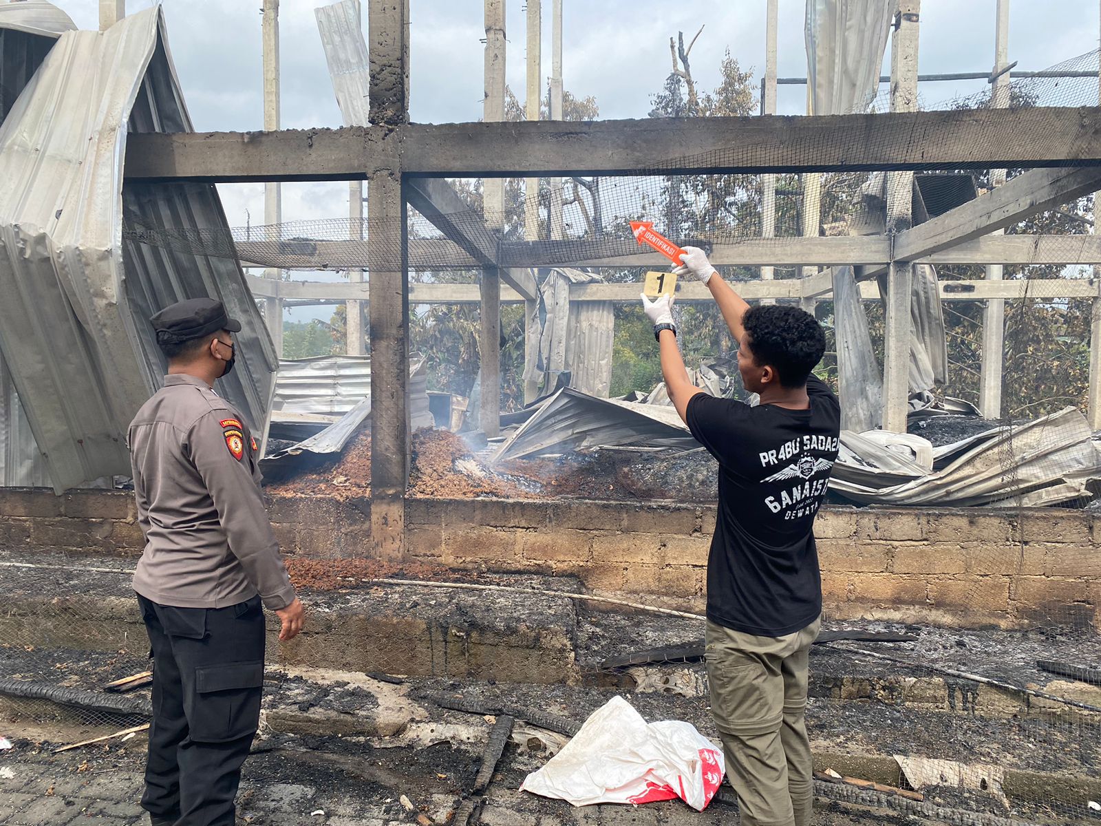 LUDES: Polisi melakukan olah TKP di kandang ayam petelur yang terletak di Desa Pujungan, Bali.