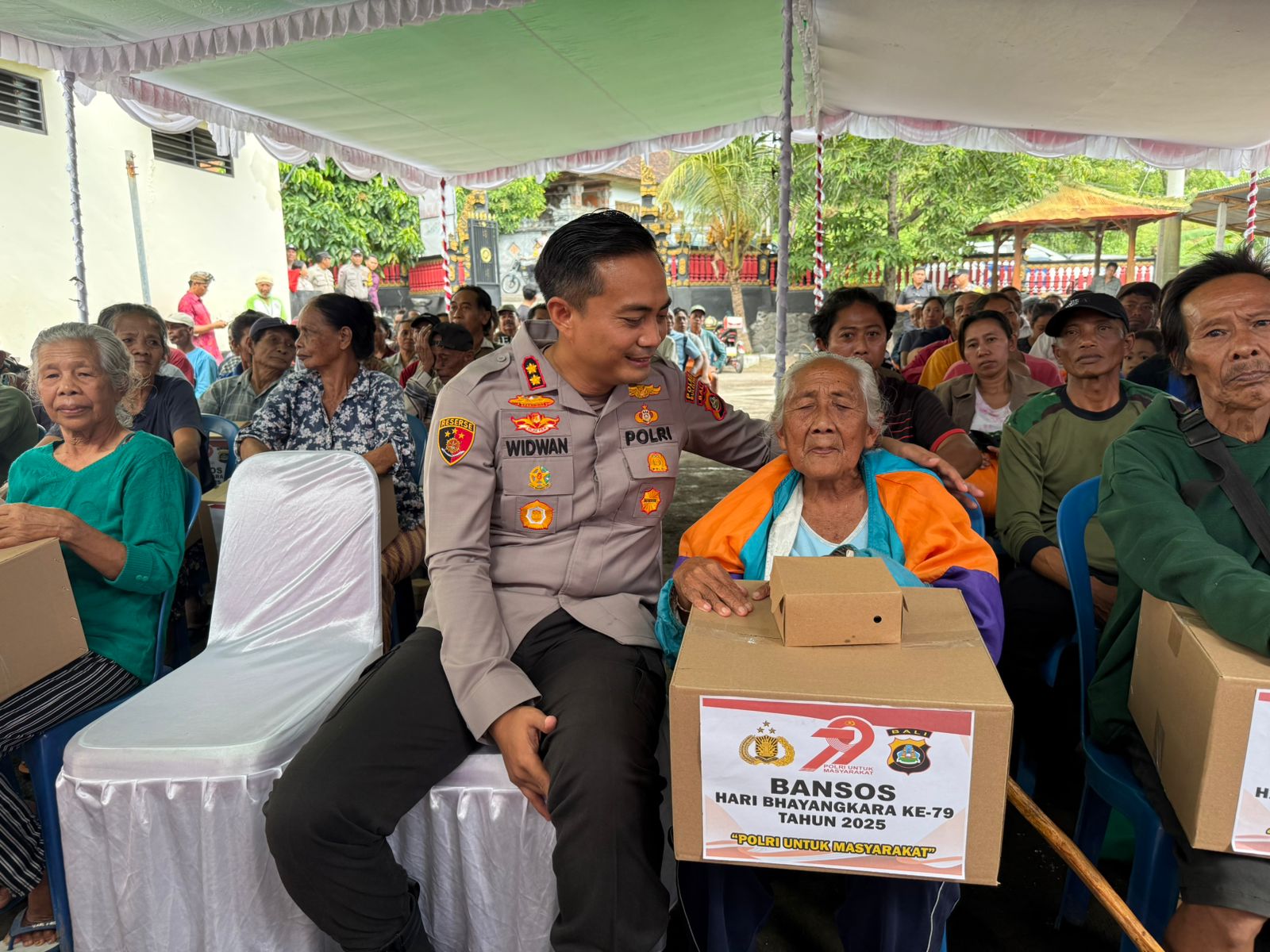 BANTUAN SOSIAL: Kapolres Buleleng, AKBP Ida Bagus Widwan Sutadi saat menyalurkan bantuan sosial kepada masyarakat di Buleleng.