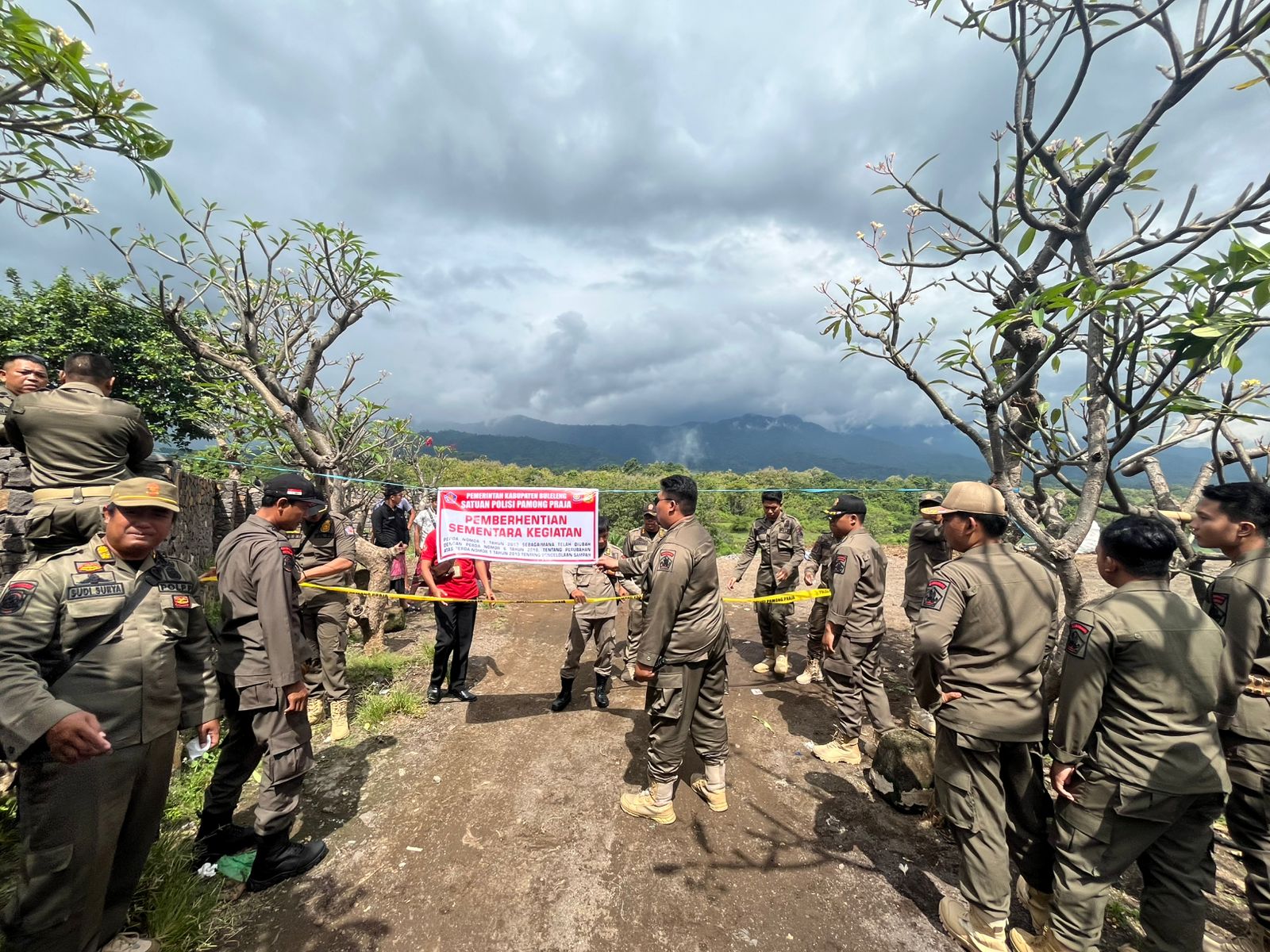 SEGEL: Pol PP Buleleng melakukan penyegelan aktivitas TPA liar di wilayah Desa Pangkungparuk, Kecamatan Seririt.