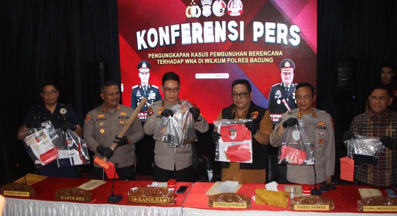 BERI PENJELASAN: Kapolda Bali, Irjen Daniel Adityajaya (tiga dari kiri) memberikan keterangan pers terkait kasus penembakan WNA di Bali.
