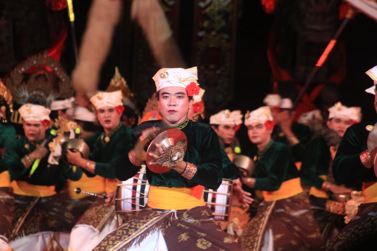 SAKRAL NAN MEGAH: Penampilan Sanggar Seni Tari dan Tabuh Jelung Kumara Desa Pemuteran pada ajang parade baleganjur serangkaian Pesta Kesenian Bali (PKB) 2025.