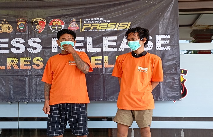 Tersangka AT dan SN kini harus menjadi pesakitan, akibat membantu bos mereka kabur dari sergapan polisi.