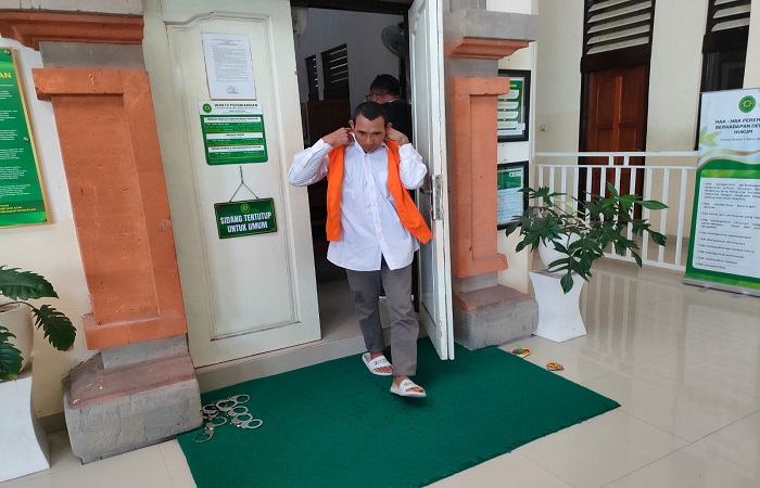 Terdakwa Ahmad Santoso keluar ruang sidang usai sidang tuntutan di PN Denpasar, Kamis (26/6) kemarin.