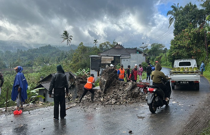 Kondisi gapura perbatasan di Kecamatan Pupuan yang roboh dan trotoar jalan di Pasar Bajera yang jebol karena hujan deras.