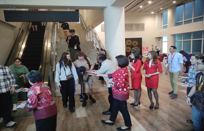 Penyambutan penumpang penerbangan perdana Adelaide Australia-Bali di Bandara I Gusti Ngurah Rai, Kamis (26/6) siang.