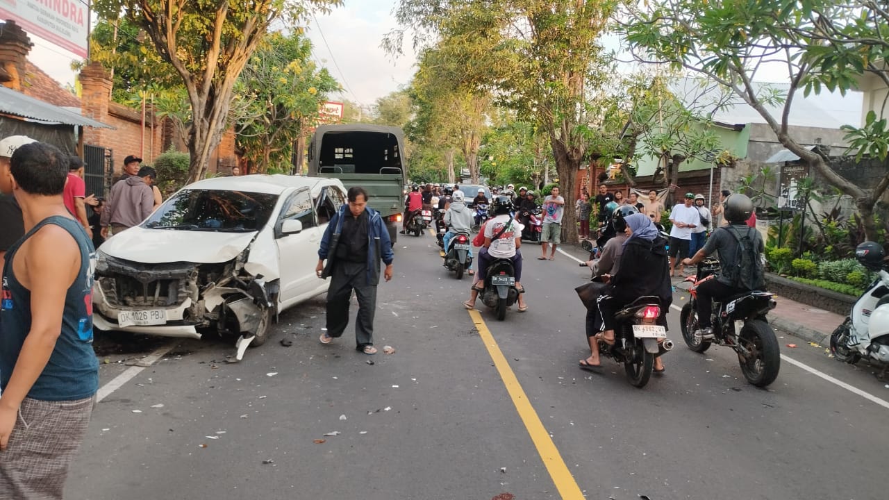 KECELAKAAN BERUNTUN: Peristiwa kecelakaan beruntun yang terjadi di Jalan Mayor Metra, Kelurahan Liligundi, Buleleng.