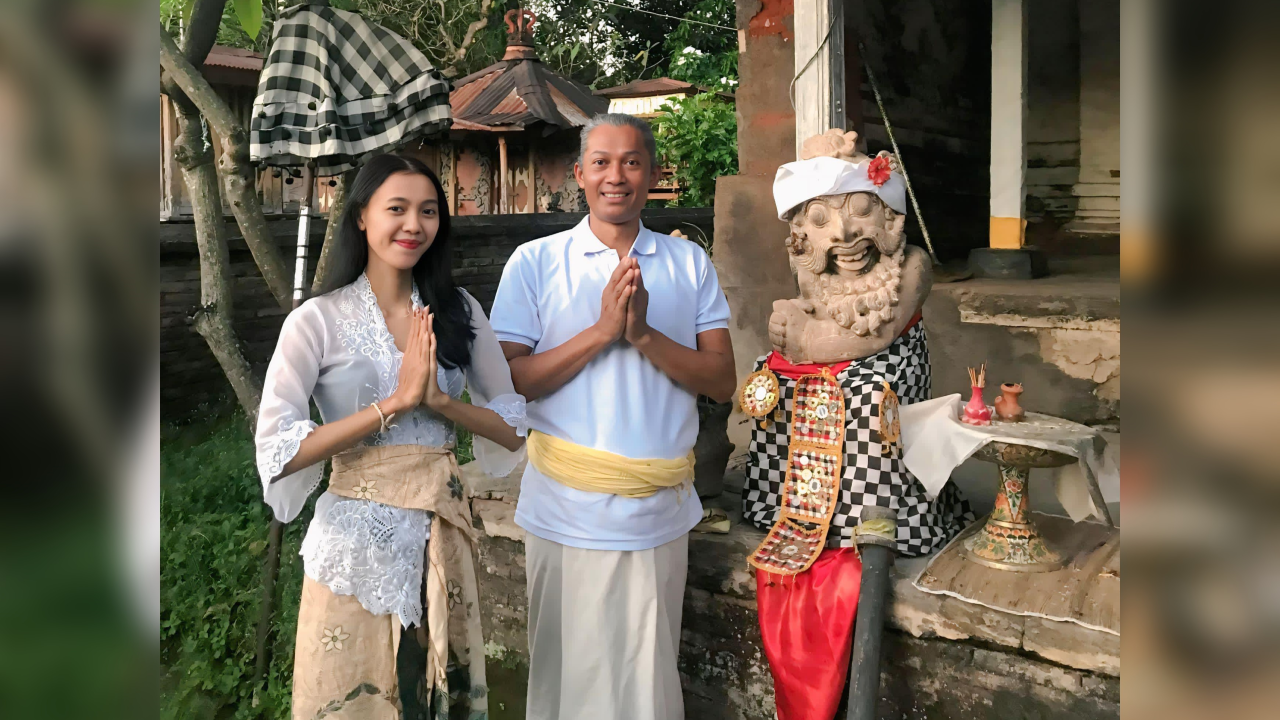 SAKRAL: Penulis (kiri) bersama salah seorang tokoh di Griya Sangket Sukasada. Tampak patung yang disakralkan oleh keluarga griya dan warga sekitar.
