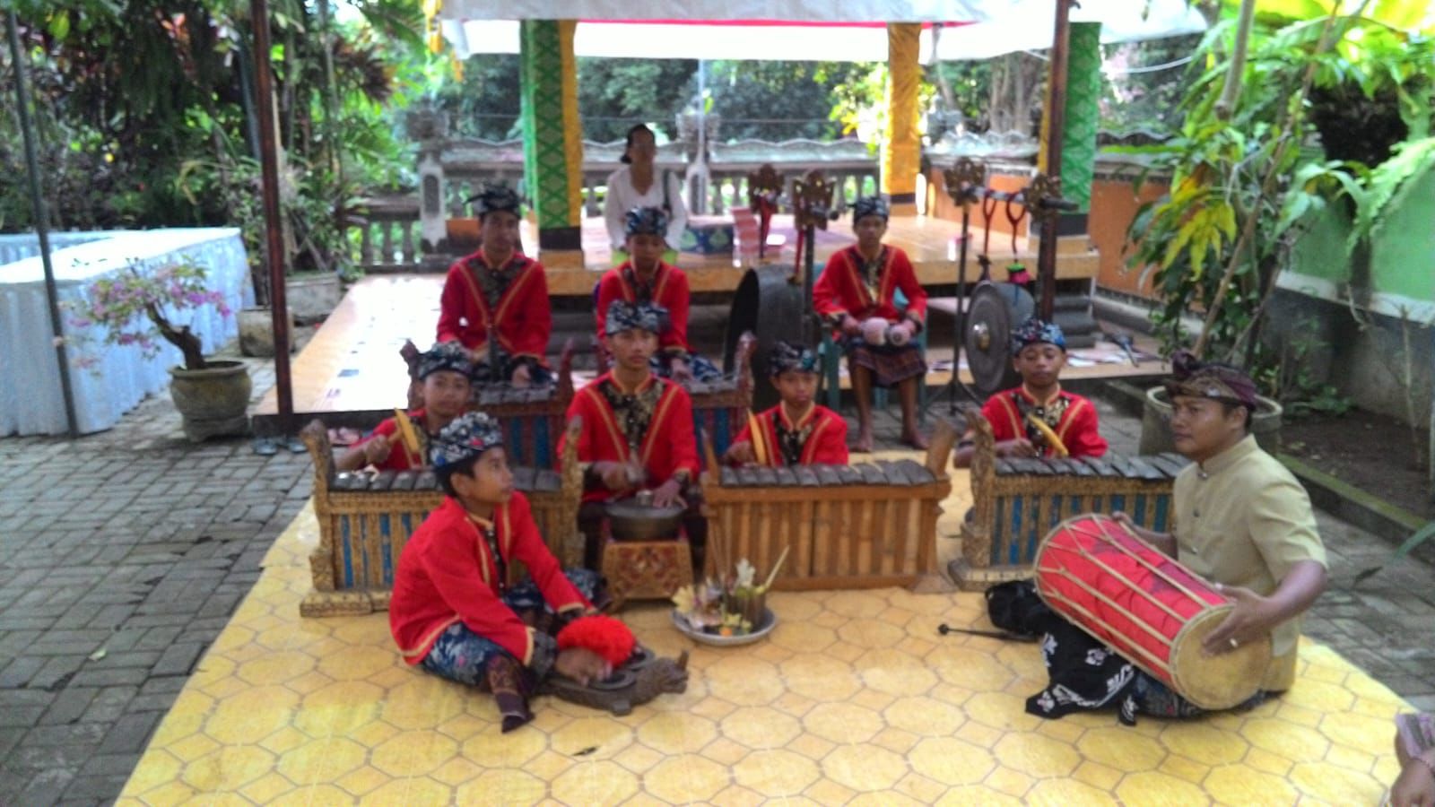 PIAWAI: Kadek Widiasa (paling kanan), seniman karawitan asal Buleleng saat tampil bersama anak asuhnya.