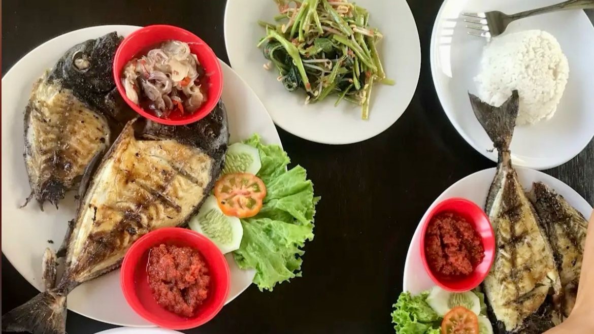 MENGGOYANG LIDAH: Salah satu hidangan ikan bakar yang disajikan di warung Happy Nice Be Pasih.