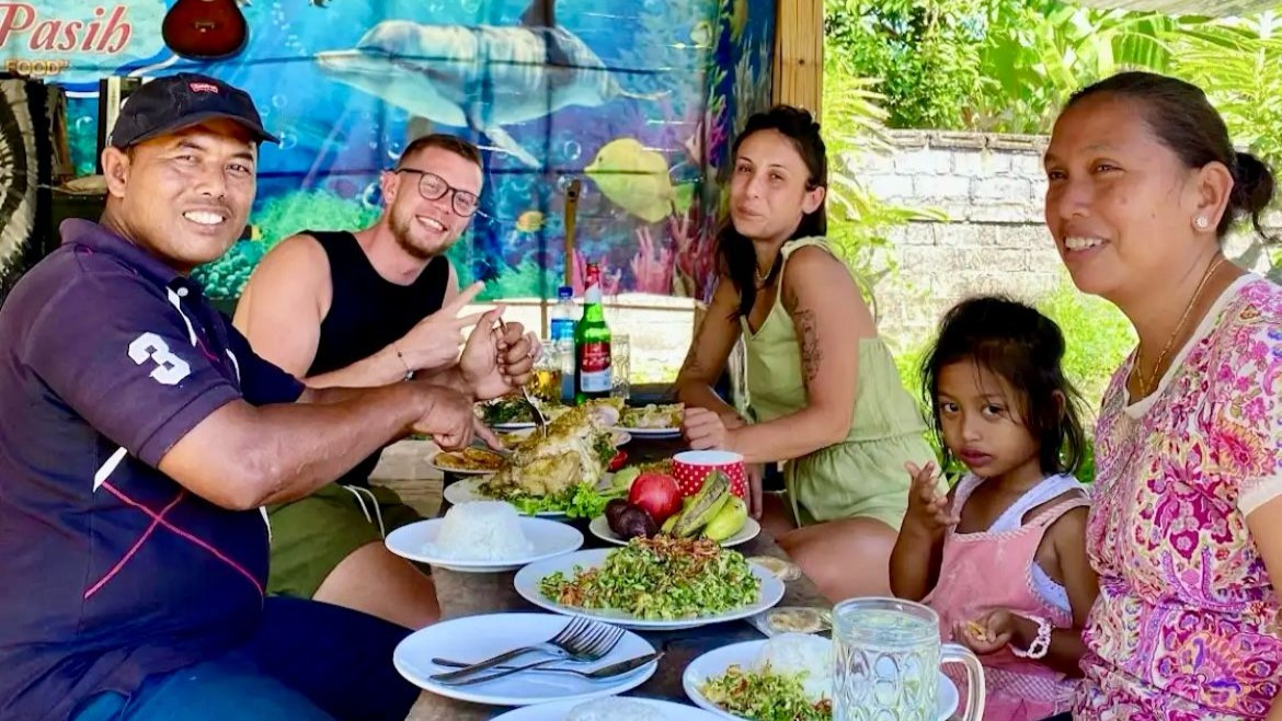 RUJUKAN WISATAWAN: Konsumen yang menikmati menu di warung ikan bakar Happy Nice Be Pasih.