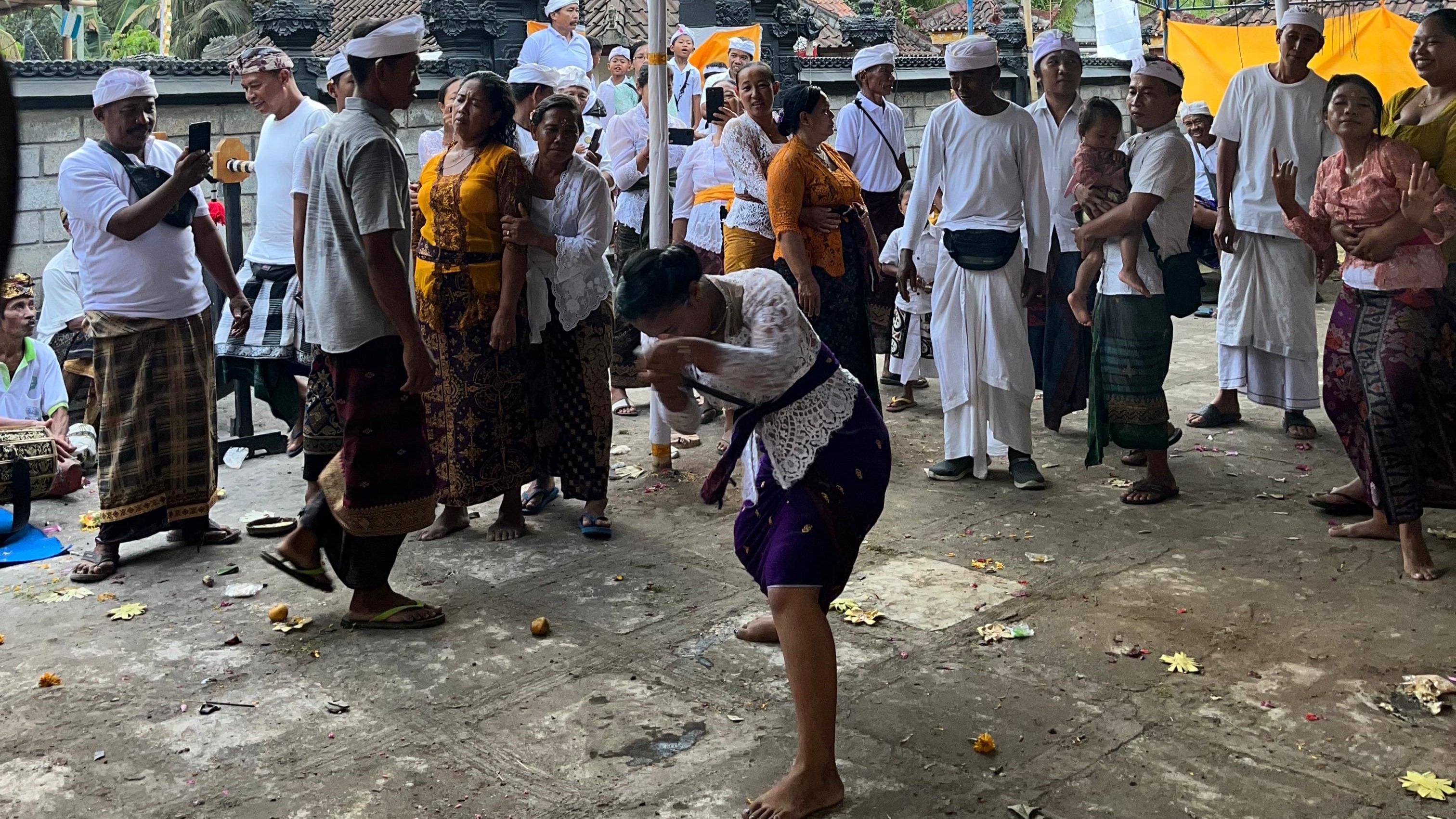 SAKRAL: Tari madewa ayu yang masih dilestarikan masyarakat Desa Seraya, Karangasem, Bali.