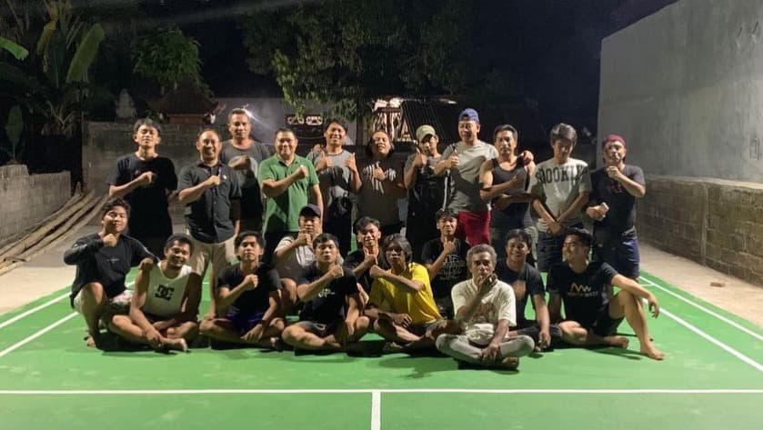SEMANGAT SEHAT: Para pemuda di Dusun Kelod Kauh, Desa Panji berfoto bersama di lapangan bulu tangkis yang mereka bangun bersama.