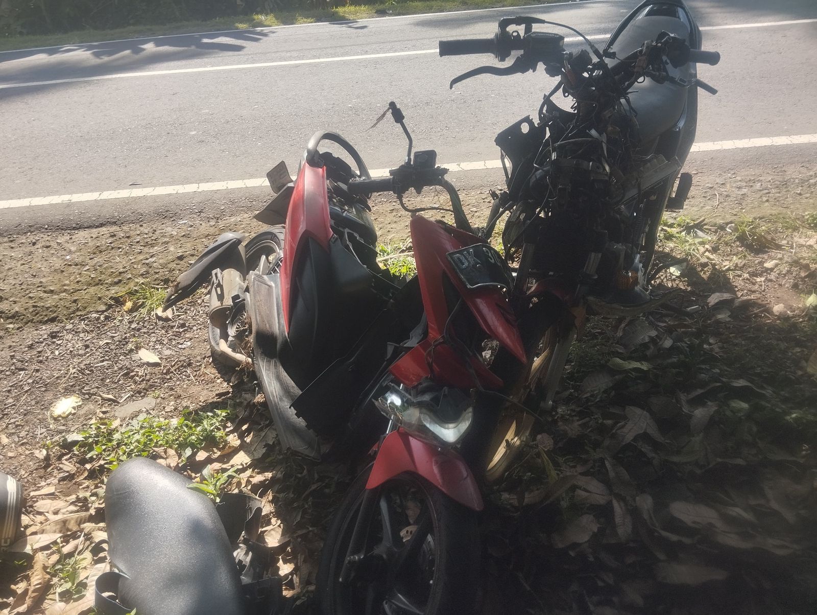 RUSAK PARAH: Kendaraan yang terlibat kecelakaan lalu lintas di Jalan Raya Singaraja-Kintamani.