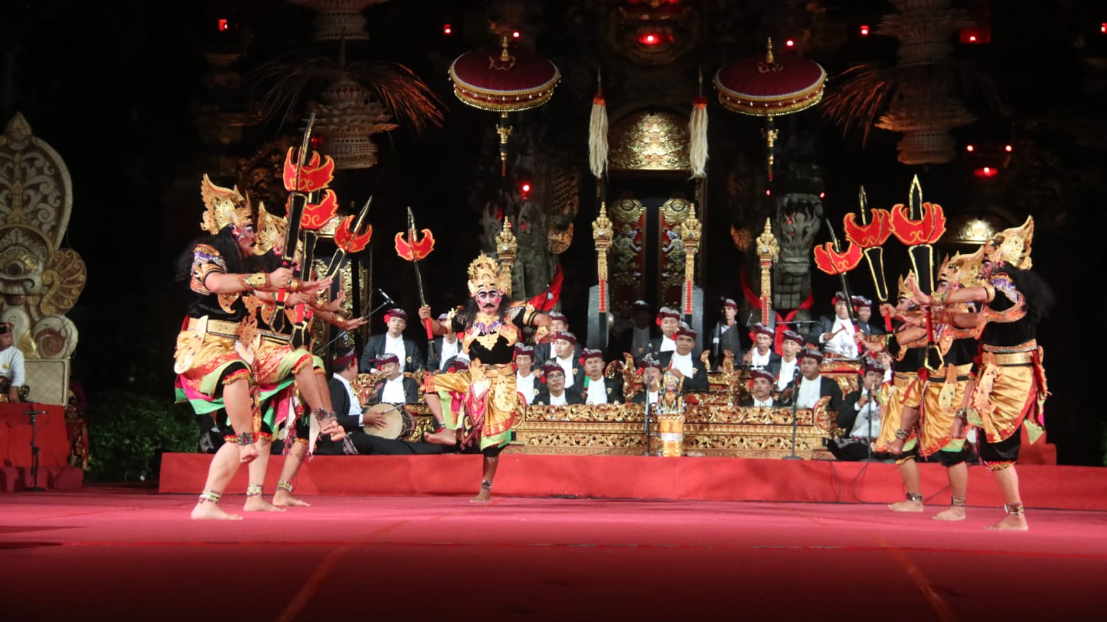 MEMBARA: Garapan tari Sura Murti yang dibawakan Sekaa Gong Kebyar Giri Kusuma Desa Bontihing, Buleleng.