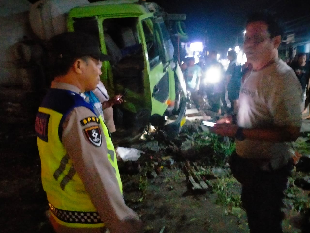 CEK TKP: Aparat kepolisian dari Polsek Kubutambahan mengecek TKP kecelakaan lalu lintas di Jalan Raya Singaraja-Kubutambahan.