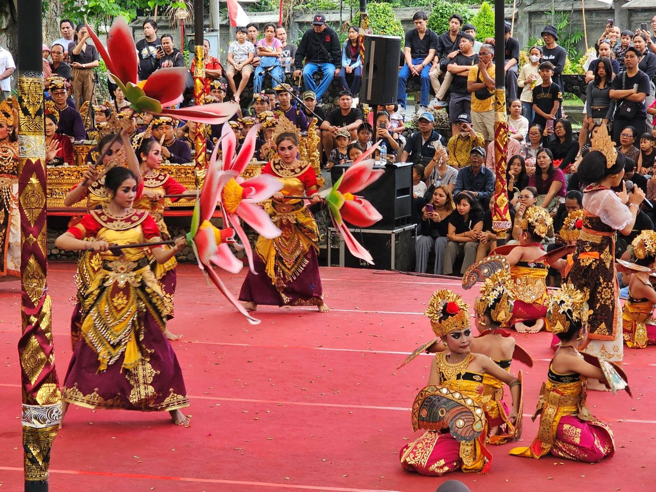 KEKEBYARAN DAUH ENJUNG: penampilan Sanggar Lila Kumara Busungbiu pada ajang Pesta Kesenian Bali (PKB) 2025.