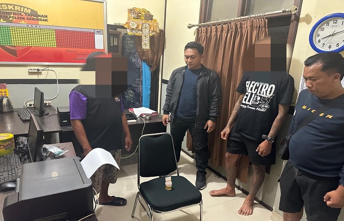 Salah satu dari dua orang warga Gerokgak yang menjalani pemeriksaan di Mapolsek Gerokgak setelah hasil tes urinenya positif narkotika.
