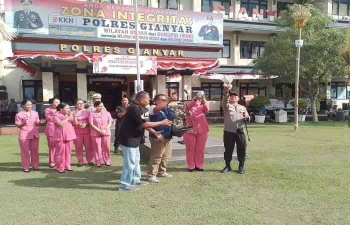 Panitia bersama kapolres Gianyar AKBP Umar membuka lomba burung di lapangan Mapolres, Minggu (29/6) kemarin.