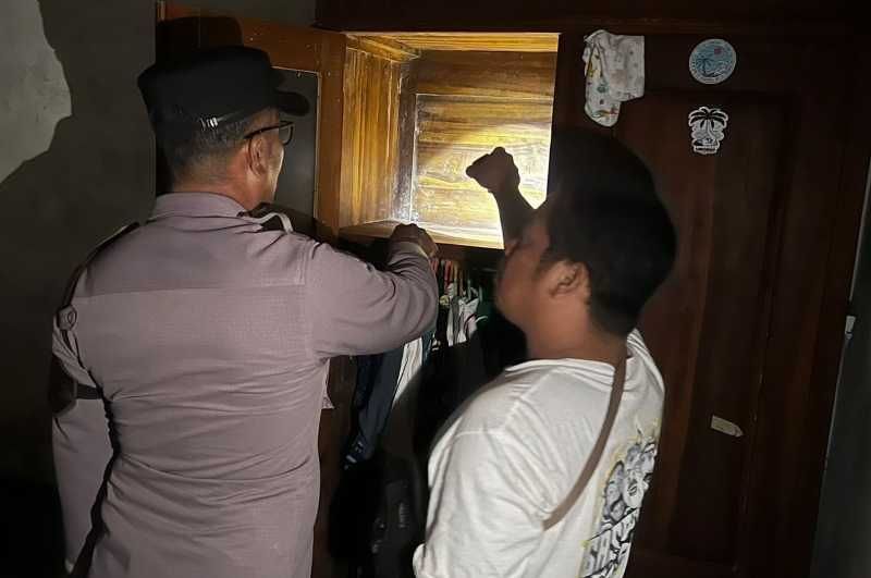 OLAH TKP: Aparat kepolisian melakukan olah TKP di lokasi kejadian pencurian yang terletak di Desa Nusa Penida.