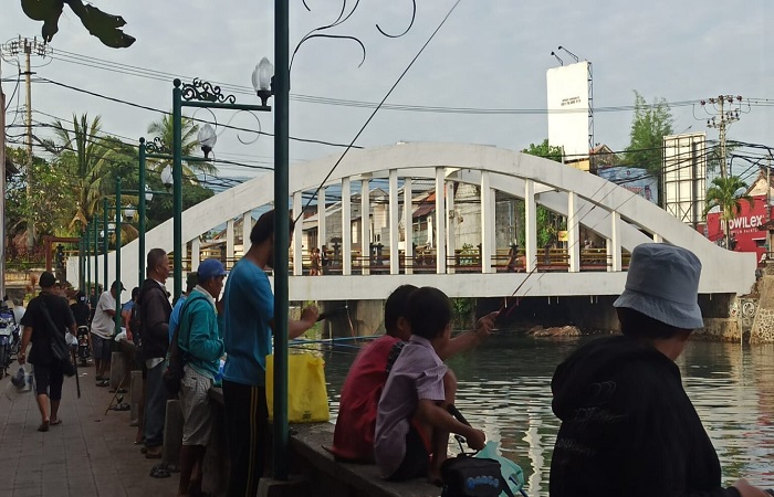 Suasana memancing di Pelabuhan Tua Buleleng. Memancing kini tidak hanya digemari orang dewasa, tetapi juga digandrungi oleh generasi muda.