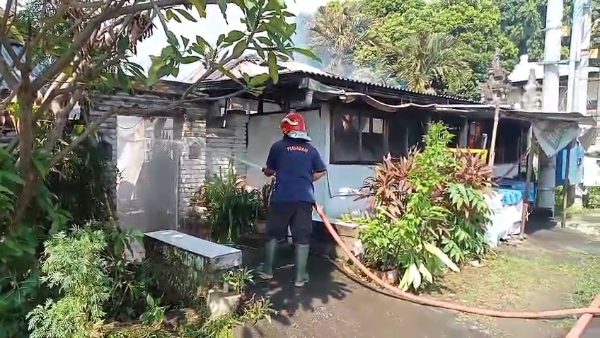 KEBAKARAN: Petugas Pemadam Kebakaran Buleleng memadamkan api yang membakar rumah di Desa Sawan, Buleleng.