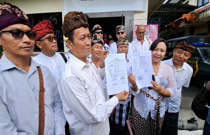 DPC Gerindra Tabanan melaporkan Perbekel Baturiti, Kerambitan, Tabanan soal kasus dugaan ujaran kebencian di Mapolres Tabanan