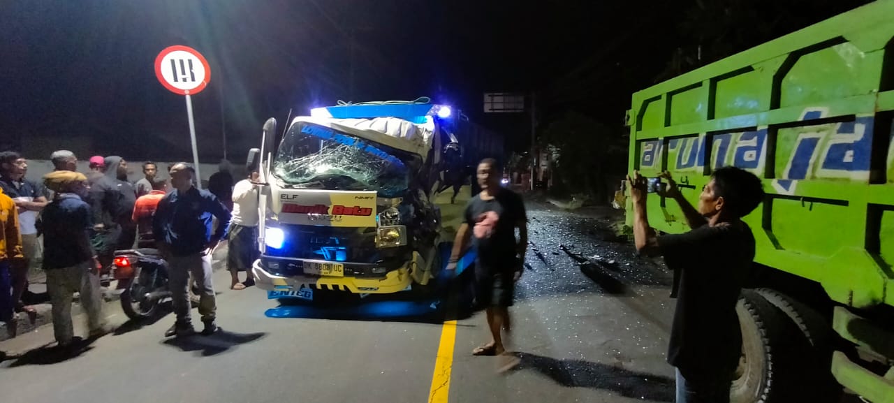 RINGSEK: Truk material pasir yang menabrak truk sedang parkir di Jalan Raya Singaraja-Amlapura, Desa Kubutambahan, Buleleng.