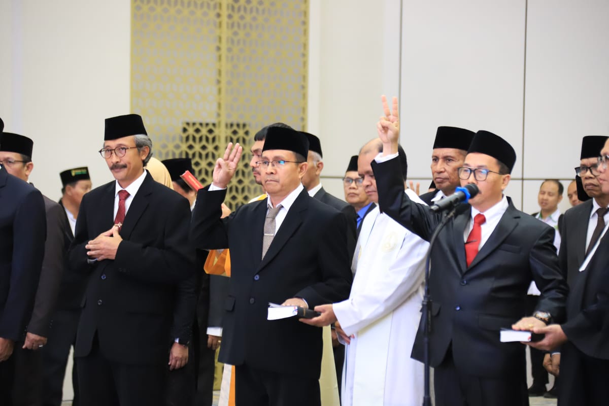 RESMI DILANTIK: Rektor IAHN Mpu Kuturan, Prof. Dr. Drs. I Made Suwindia, M.A. (paling kiri) menjalani prosesi pelantikan di Kementerian Agama.