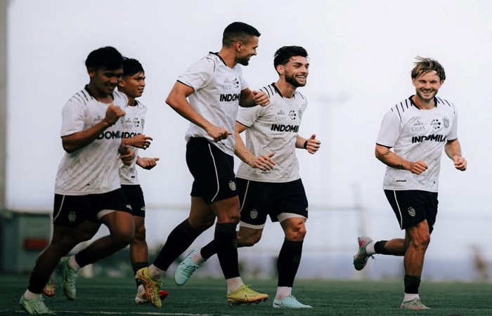Tiga pemain asing Bali United, Boris Kopitovic, Brandon Wilson dan Thijmen Goppel tampak bercengkrama saat latihan.