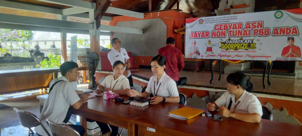 PELAYANAN PAJAK: Tim BPKPD Buleleng  saat melakukan pelayanan pajak kepada ASN di Kantor Bupati Buleleng.