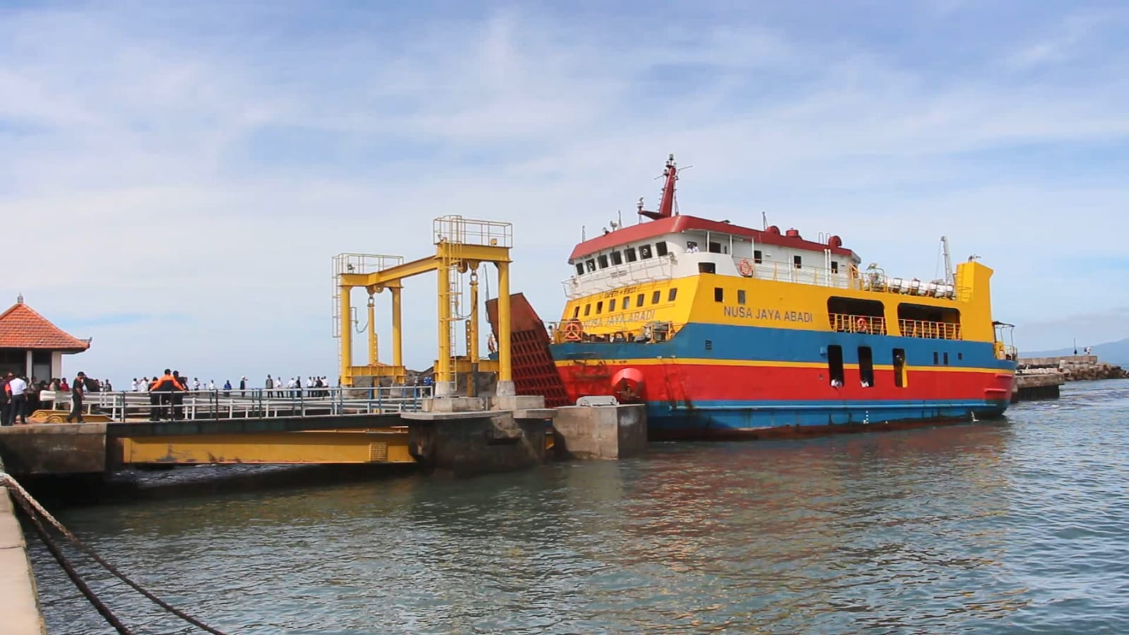 BERLABUH: KMP Nusa Jaya Abadi saat berlabuh di Pelabuhan Padangbai. Lambung kapal sempat bocor.