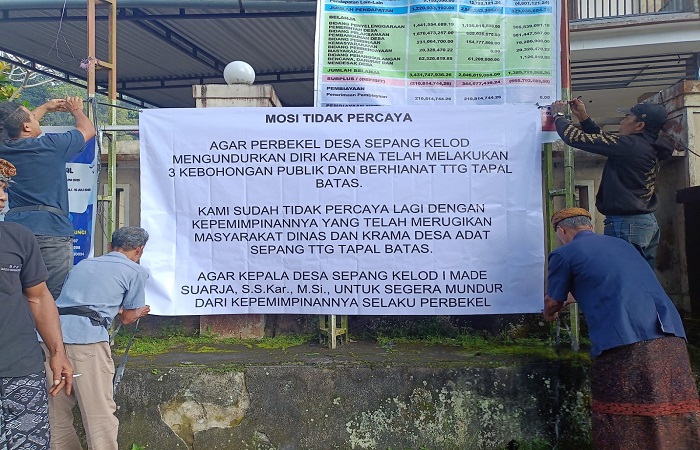 Warga Desa Sepang Kelod meminta perbekelnya untuk mundur, karena sejumlah alasan.