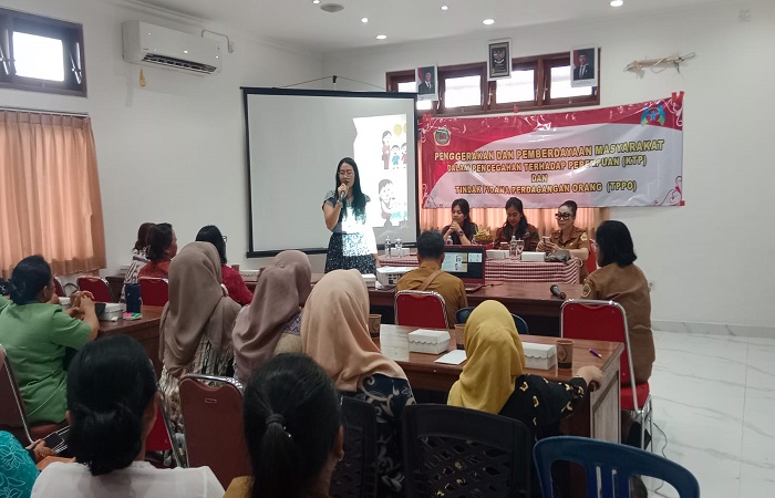 Dinas P3AP2KB Gianyar memberikan pemaparan mencegah kekerasan terhadap perempuan yang bertumpu pada keluarga.