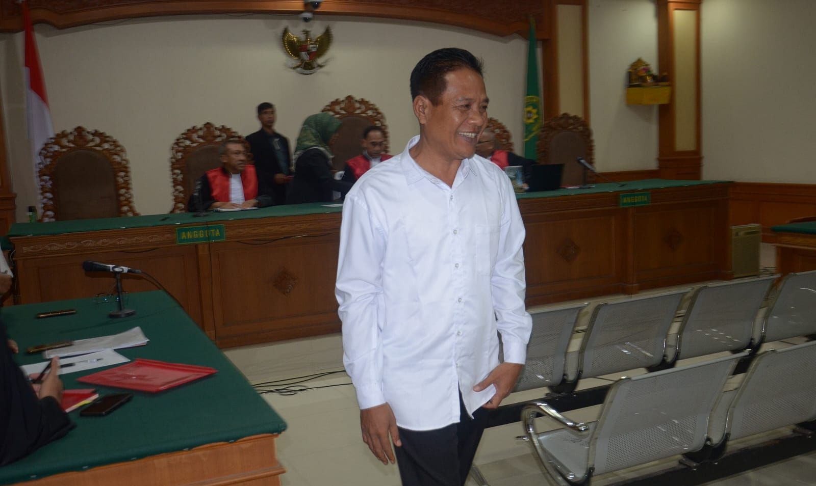 TERSANGKA PEMERASAN: Kepala DPMPTSP Buleleng, Made Kuta, menjalani sidang di Pengadilan Tipikor Denpasar terkait kasus pemerasan kepada pengembang perumahan bersubsidi.
