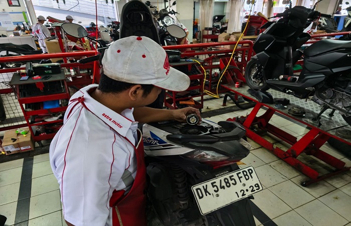 Aktivitas perawatan kendaraan di bengkel Astra Motor Bali, Denpasar.