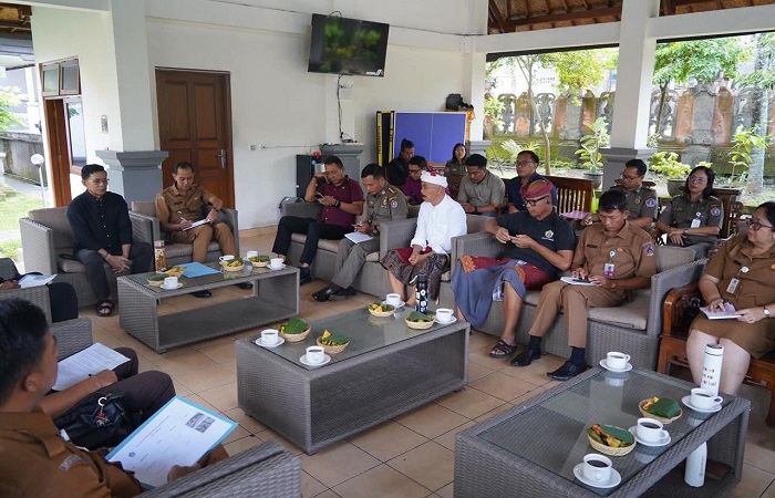 Bupati Klungkung, I Made Satria menggelar Rapat Koordinasi Terbatas (Rakortas) penutupan aktivitas pengerukan bukit di Kecamatan Dawan bertempat di Rumah Jabatan Bupati, Senin (30/6) lalu.