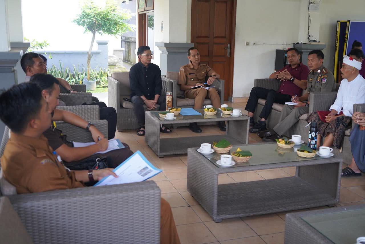 BAHAS TAMBANG: Suasana rapat koordinasi terbatas membahas tambang ilegal di rumah jabatan Bupati Klungkung.