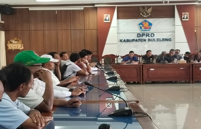 Audiensi pegawai status R4 di lingkup Pemkab Buleleng ke DPRD Buleleng, agar dibantu kejelasan status mereka.