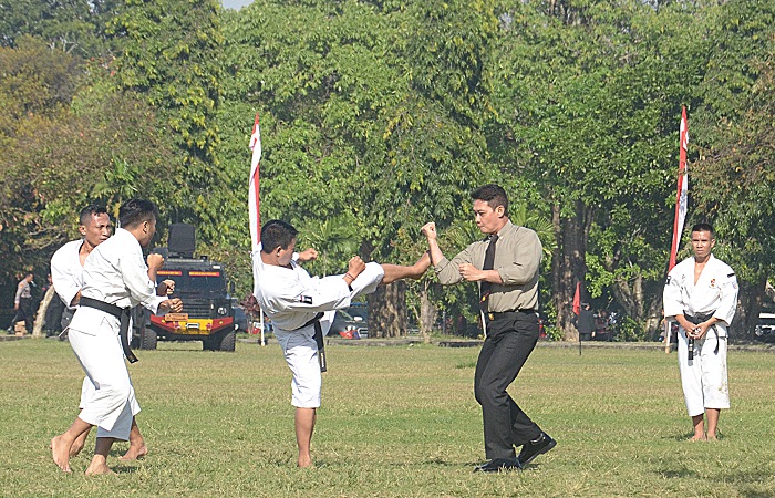 Kapolda Bali Irjen Pol Daniel Adityajaya, SH., S.I.K, M.Si., memperagakan gerakan bela diri di Lapangan Niti Mandala, Renon, Denpasar, Selasa (1/6) lalu.