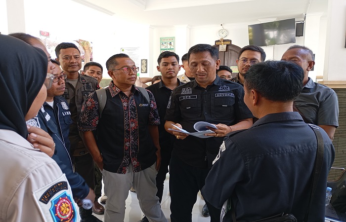 Situasi sempat tegang ketika sidang tipiring TPA Pangkungparuk batal dilakukan di PN Singaraja. Tampak Satpol PP Buleleng dengan pemilik lahan TPA dan pendamping hukumnya.