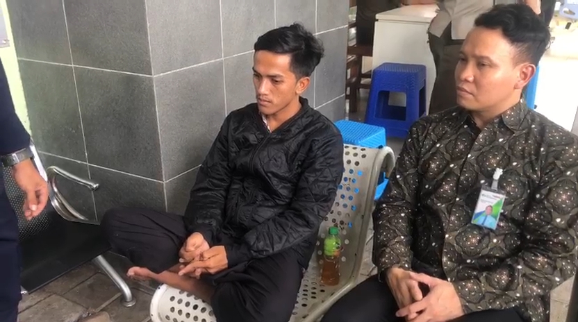 BERHASIL SELAMAT: Eko Toniansyah korban selamat dalam peristiwa tenggelamnya KMP Tunu Pratama Jaya. Sayang ayahnya tak berhasil diselamatkan. Mereka berencana pergi ke Buleleng.