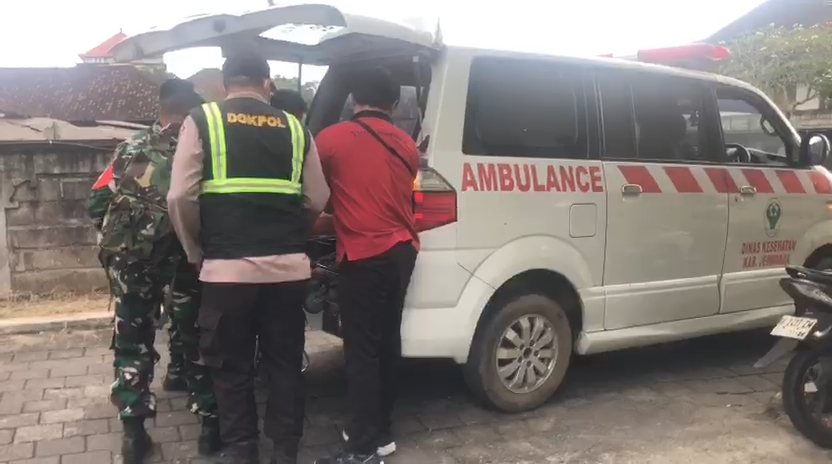 EVAKUASI: Ambulance yang membawa korban KMP Tunu Pratama Jaya yang tenggelam di perairan Selat Bali.