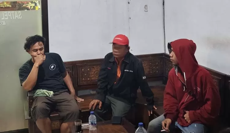 SELAMAT: Tiga penumpang KMP Tunu Pratam Jaya ditemukan  selamat di perairan Cekik, Bali. Tim SAR masih melakukan pencarian korban lainnya.