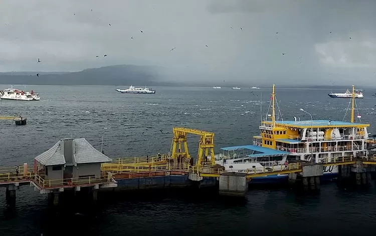 CUACA BURUK: Kondisi cuaca buruk di Selat Bali.