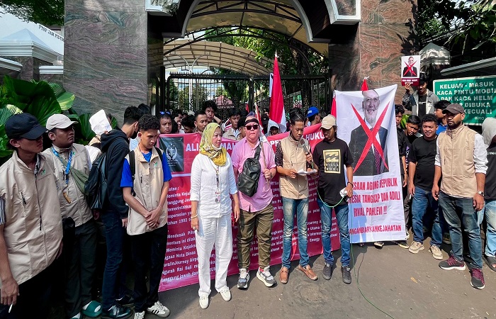 Terkait kisruh BBM di Bandara Ngurah Rai, Sejumlah aktivis yang diwakili Aliansi Mahasiswa Penegak Hukum (AMPH) dan Koprabu akhirnya memilih mengadu ke Kejagung RI di Jakarta pada Rabu lalu (2/7).
