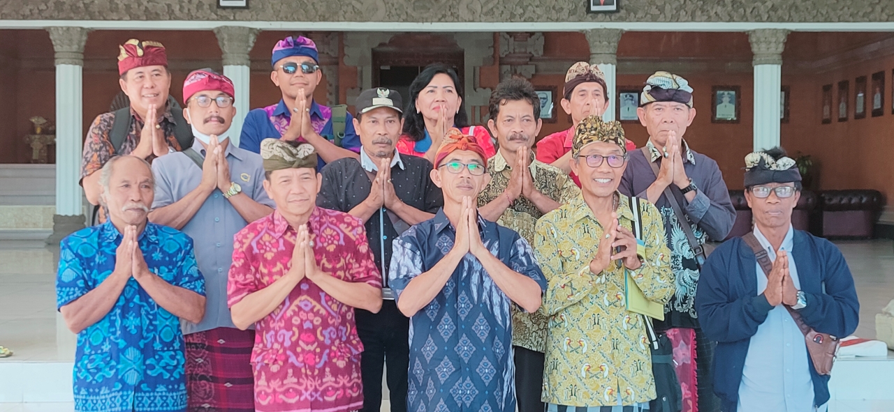 TEMUI BUPATI: Para tokoh masyarakat dan tokoh adat di Desa Sepang Kelod mendatangi Kantor Bupati Buleleng. Mereka mendesak Pemkab Buleleng menuntaskan masalah tapal batas desa.
