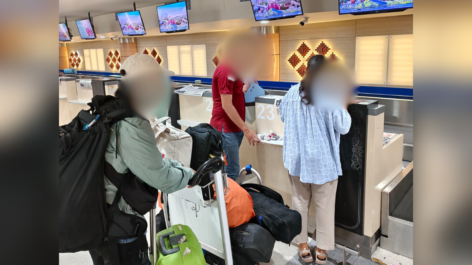 DEPORTASI: Petugas dari Kantor Imigrasi Singaraja melakukan deportasi terhadap WNA asal Malaysia yang bekerja sebagai instruktur selam di Bali.