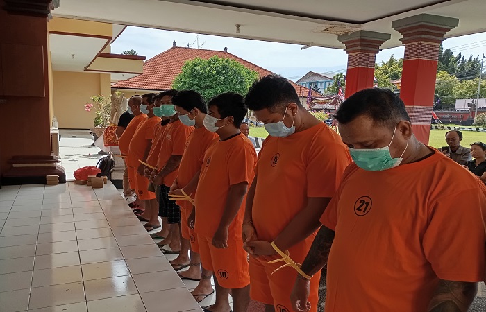 Tersangka GD (baju tahanan nomor 21) ditangkap karena memiliki tiga paket sabu.